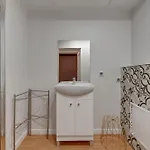 Elegant Victus In Close To The By Renters Apartment