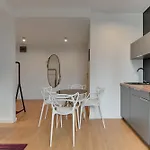 Elegant Victus In Close To The By Renters Apartment