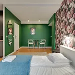 Elegant Victus In Close To The By Renters Appartement