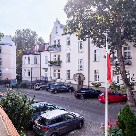 Elegant Victus In Close To The By Renters Apartment