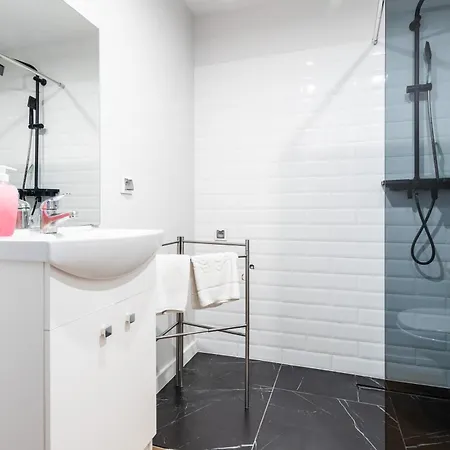 Elegant Victus In Close To The By Renters Apartment *
