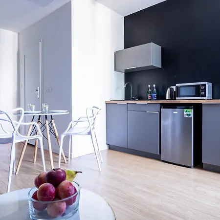 Elegant Victus In Close To The By Renters Apartment