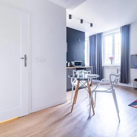 Elegant Victus In Close To The By Renters Apartamento