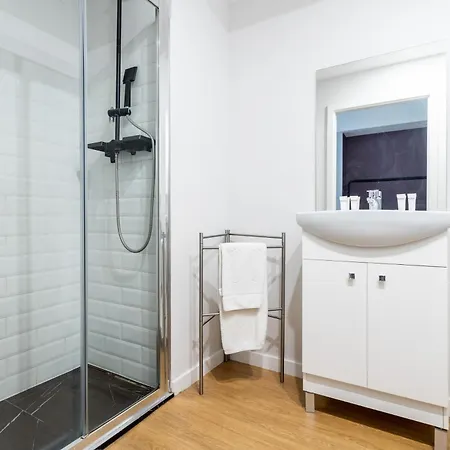Apartamento Elegant Victus In Close To The By Renters