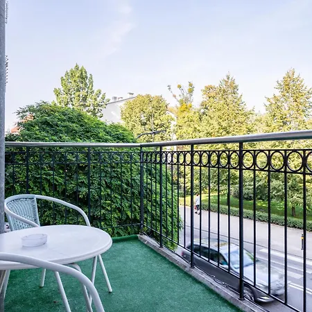 Elegant Victus In Close To The By Renters Apartamento