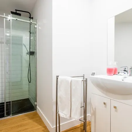 Elegant Victus In Close To The By Renters Apartamento *