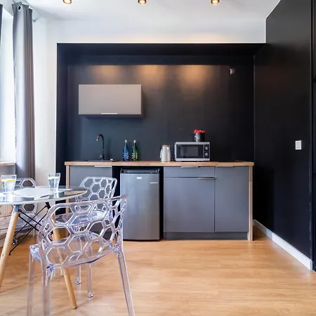 Elegant Victus In Close To The By Renters Apartamento *